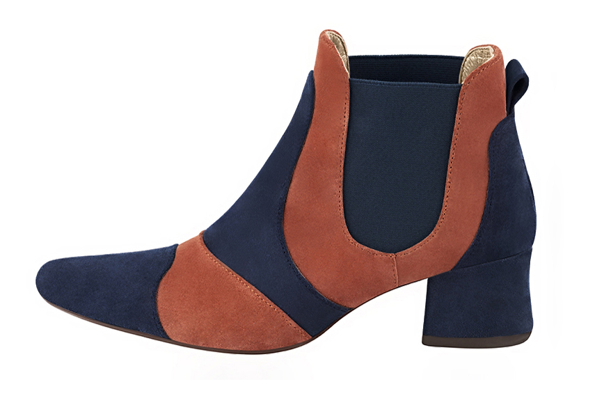 Boots femme : Boots bicolores élastiques sur les côtés couleur bleu marine et orange corail. Bout rond. Petit talon évasé. Vue de profil - Florence KOOIJMAN