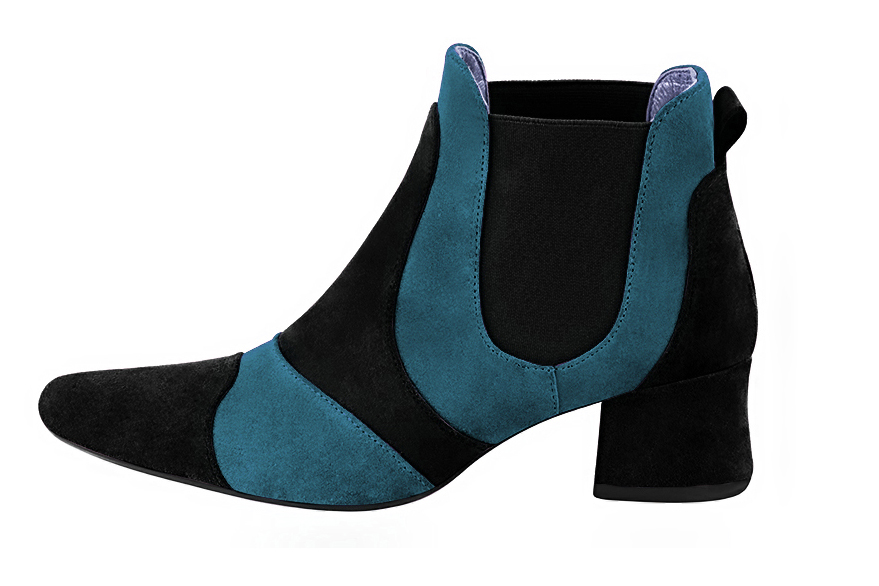Boots femme : Boots bicolores élastiques sur les côtés couleur noir mat et bleu canard. Bout rond. Petit talon évasé. Vue de profil - Florence KOOIJMAN