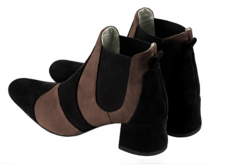 Boots femme : Boots bicolores élastiques sur les côtés couleur noir mat et marron chocolat. Bout rond. Petit talon évasé. Vue arrière - Florence KOOIJMAN