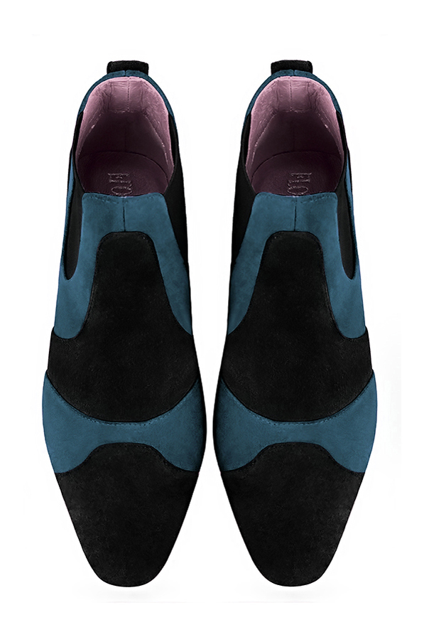 Boots femme : Boots bicolores élastiques sur les côtés couleur noir mat et bleu canard. Bout rond. Petit talon évasé. Vue du dessus - Florence KOOIJMAN