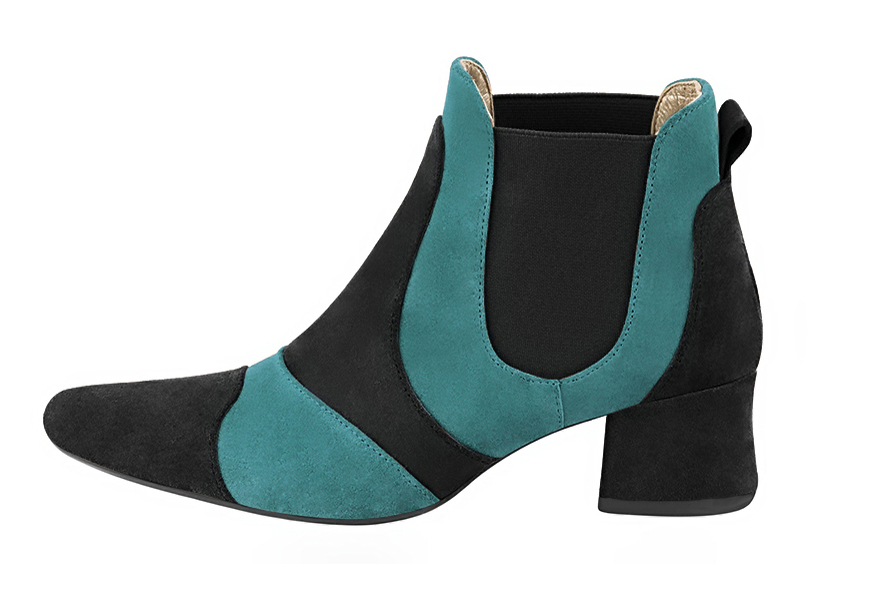 Boots femme : Boots bicolores élastiques sur les côtés couleur noir mat et bleu lagon. Bout rond. Petit talon évasé. Vue de profil - Florence KOOIJMAN