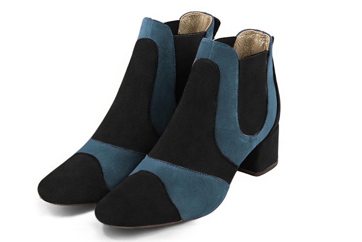 Boots femme : Boots bicolores élastiques sur les côtés couleur noir mat et bleu canard. Bout rond. Petit talon évasé Vue avant - Florence KOOIJMAN