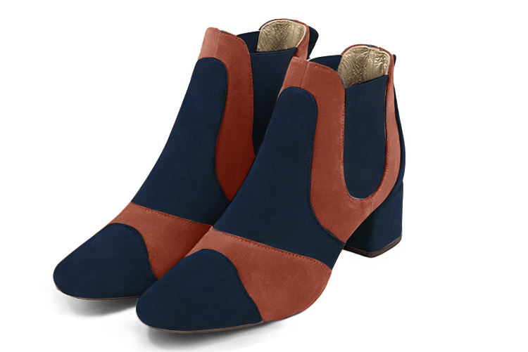 Boots femme : Boots bicolores élastiques sur les côtés couleur bleu marine et orange corail. Bout rond. Petit talon évasé Vue avant - Florence KOOIJMAN