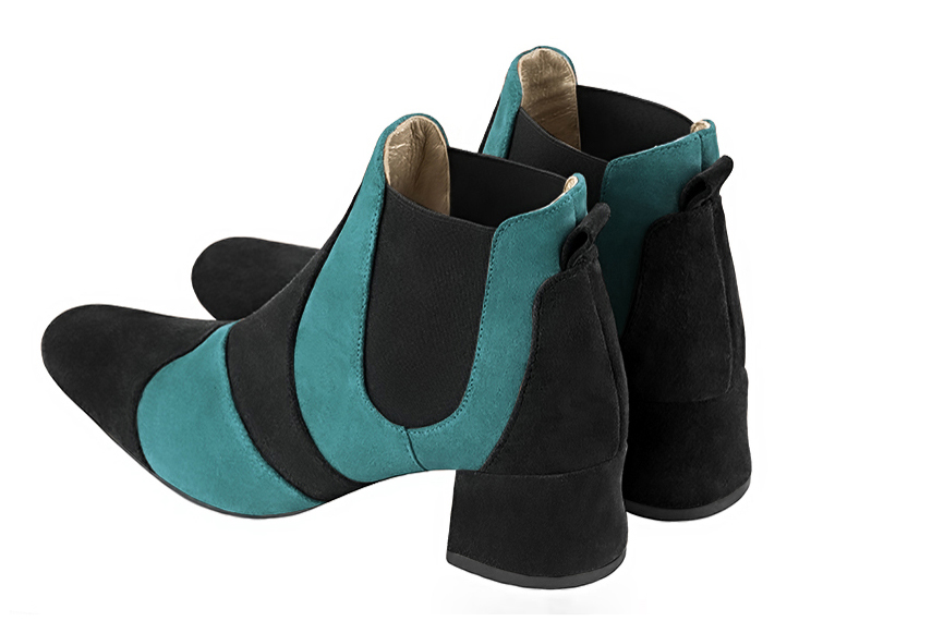 Boots femme : Boots bicolores élastiques sur les côtés couleur noir mat et bleu lagon. Bout rond. Petit talon évasé. Vue arrière - Florence KOOIJMAN