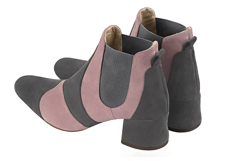 Boots femme : Boots bicolores élastiques sur les côtés couleur gris acier et rose vieux rose. Bout rond. Petit talon évasé. Vue arrière - Florence KOOIJMAN