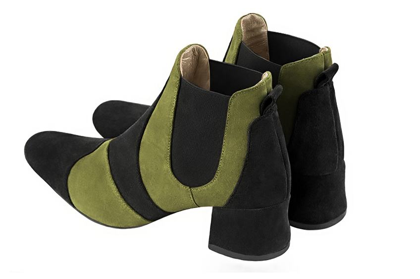 Boots femme : Boots bicolores élastiques sur les côtés couleur noir mat et vert pistache. Bout rond. Petit talon évasé. Vue arrière - Florence KOOIJMAN