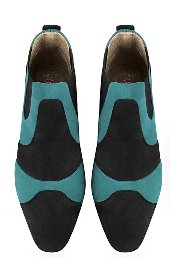 Boots femme : Boots bicolores élastiques sur les côtés couleur noir mat et bleu lagon. Bout rond. Petit talon évasé. Vue du dessus - Florence KOOIJMAN