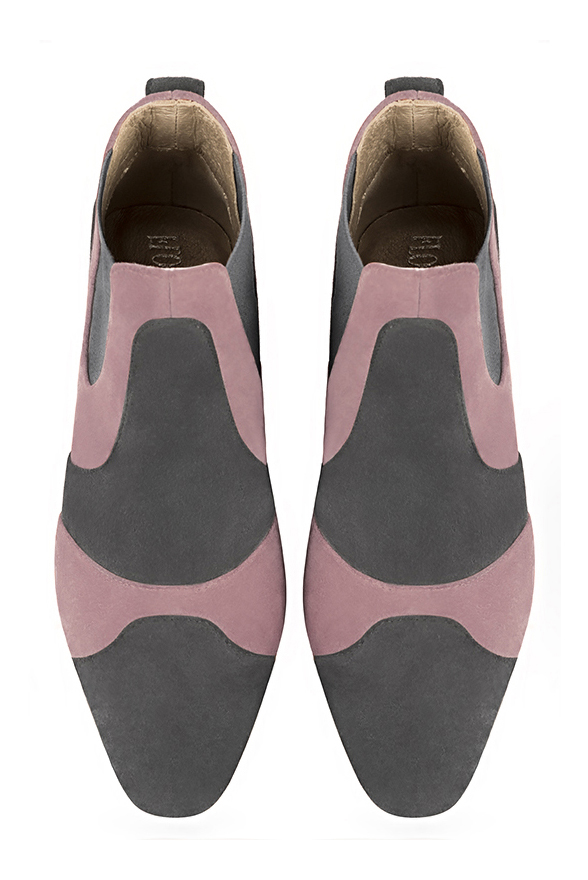 Boots femme : Boots bicolores élastiques sur les côtés couleur gris acier et rose vieux rose. Bout rond. Petit talon évasé. Vue du dessus - Florence KOOIJMAN
