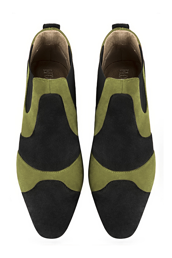 Boots femme : Boots bicolores élastiques sur les côtés couleur noir mat et vert pistache. Bout rond. Petit talon évasé. Vue du dessus - Florence KOOIJMAN