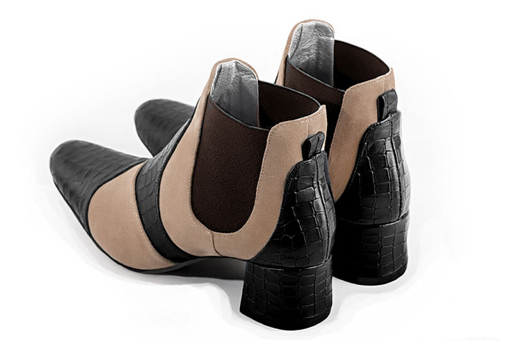 Boots femme : Boots bicolores élastiques sur les côtés couleur noir satiné, beige sahara et marron ébène. Bout rond. Petit talon évasé. Vue arrière - Florence KOOIJMAN