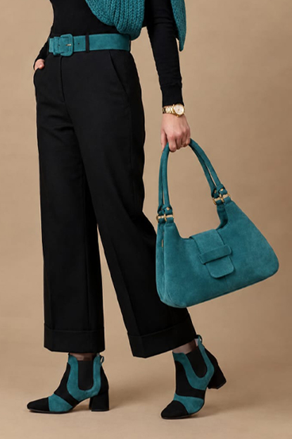 Bottines bicolores avec des élastiques pour femme en cuir noir mat et bleu lagon avec bout rond et talon évasé de 4.5 cm - Vue porté