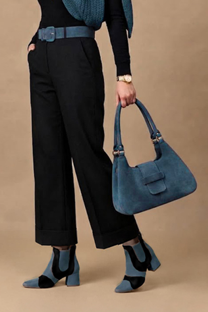 Bottines habillées femme avec élastiques en cuir noir mat et bleu canard à talon évasé de 4.5 cm et bout rond - Vue porté
