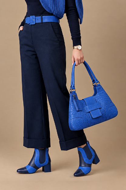 Bottines habillées femme avec élastiques en cuir bleu marine et bleu électrique à talon évasé de 4.5 cm et bout rond - Vue porté