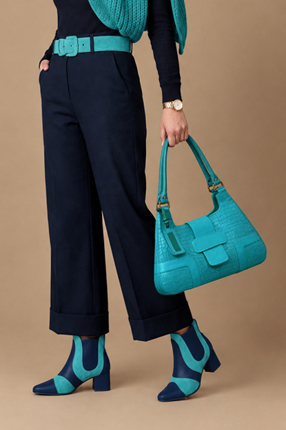 Bottines bicolores avec des élastiques pour femme en cuir bleu marine et bleu lagon avec bout rond et talon évasé de 4.5 cm - Vue porté