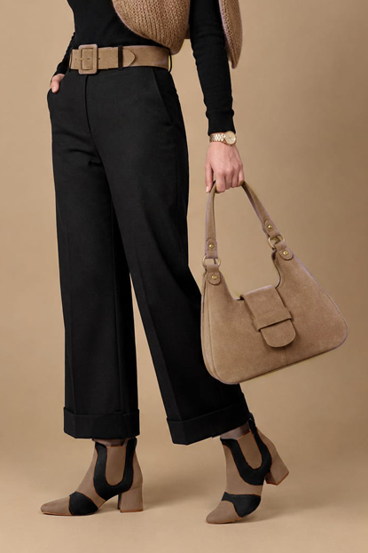 Bottines habillées femme avec élastiques en cuir beige biscuit, noir mat et beige camel à talon évasé de 4.5 cm et bout rond - Vue porté