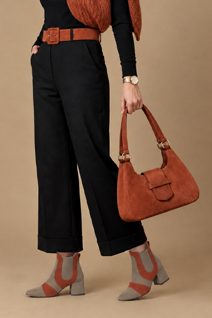 Bottines habillées femme avec élastiques en cuir beige sahara, orange corail et marron taupe à talon évasé de 4.5 cm et bout rond - Vue porté