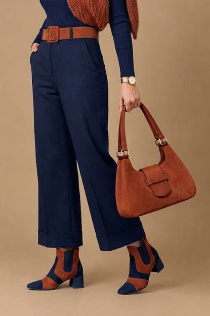 Bottines bicolores avec des élastiques pour femme en cuir bleu marine et terracotta avec bout rond et talon évasé de 4.5 cm - Vue porté