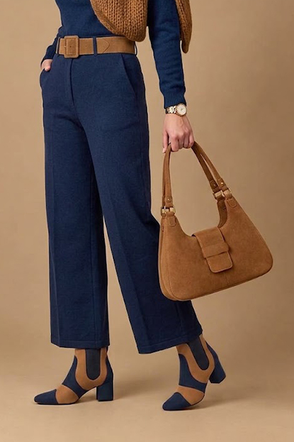 Bottines habillées femme avec élastiques en cuir bleu marine et beige camel à talon évasé de 4.5 cm et bout rond - Vue porté