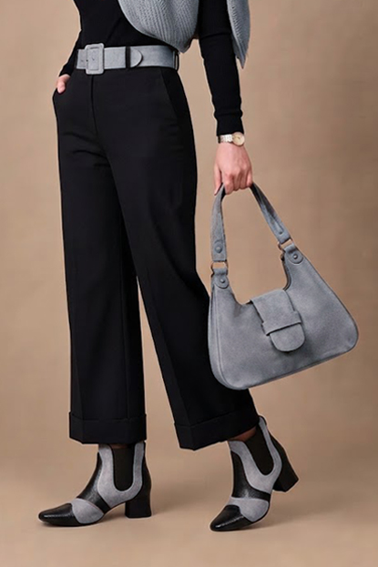 Bottines habillées femme avec élastiques en cuir noir satiné, gris souris et noir mat à talon évasé de 4.5 cm et bout rond - Vue porté