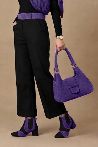 Bottines habillées femme avec élastiques en cuir noir mat et violet outremer à talon évasé de 4.5 cm et bout rond - Vue porté