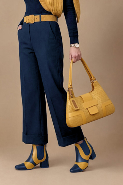 Bottines bicolores avec des élastiques pour femme en cuir bleu marine et jaune moutarde avec bout rond et talon évasé de 4.5 cm - Vue porté