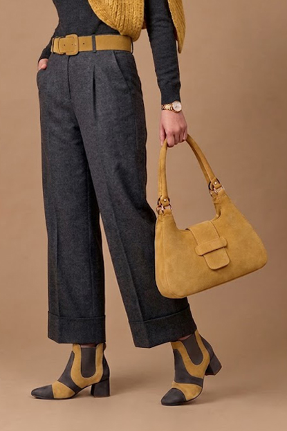 Bottines bicolores avec des élastiques pour femme en cuir gris foncé et jaune moutarde avec bout rond et talon évasé de 4.5 cm - Vue porté
