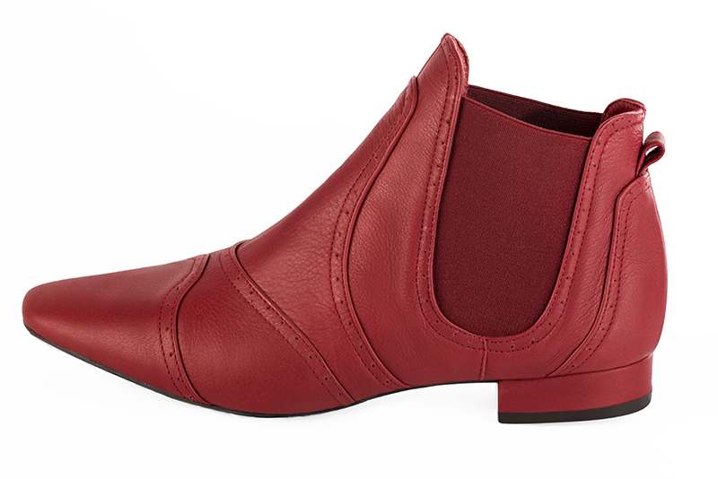 Bottines élégantes et raffinées avec des élastiques sur les côtés, coloris rouge coquelicot. Bout carré. Plat. Talon bottier. Personnalisation : Choix des cuirs, des couleurs et des talons. Cou-de-pied sur mesure. - Florence KOOIJMAN