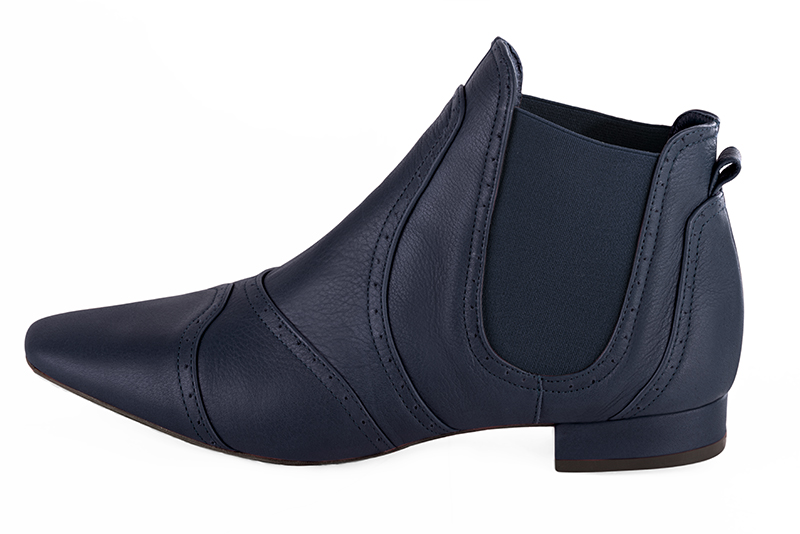 Boots femme : Boots élastiques sur les côtés couleur bleu marine. Bout carré. Talon plat bottier. Vue de profil - Florence KOOIJMAN