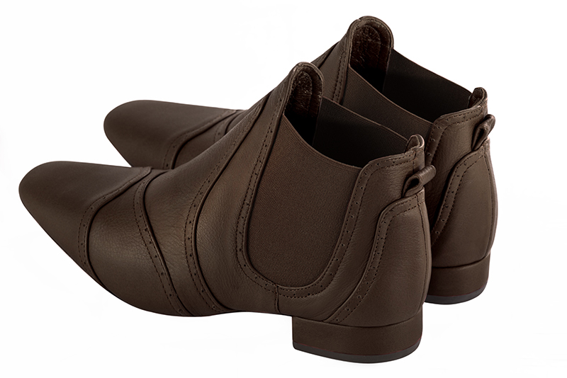 Bottines élégantes et raffinées avec des élastiques sur les côtés, coloris marron ébène. Bout carré. Plat. Talon évasé. Personnalisation : Choix des cuirs, des couleurs et des talons. Cou-de-pied sur mesure. - Florence KOOIJMAN