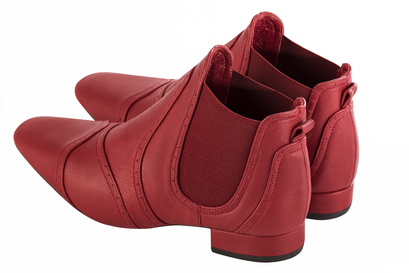 Bottines élégantes et raffinées avec des élastiques sur les côtés, coloris rouge coquelicot. Bout carré. Plat. Talon bottier. Personnalisation : Choix des cuirs, des couleurs et des talons. Cou-de-pied sur mesure. - Florence KOOIJMAN