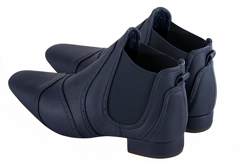 Boots femme : Boots élastiques sur les côtés couleur bleu marine. Bout carré. Talon plat bottier. Vue arrière - Florence KOOIJMAN