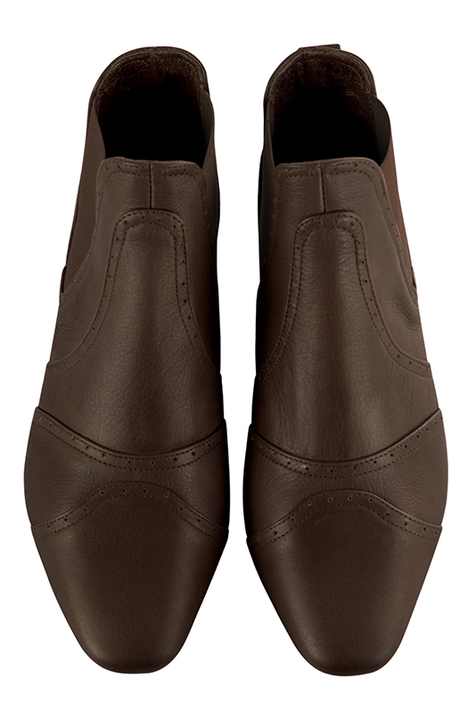 Bottines élégantes et raffinées avec des élastiques sur les côtés, coloris marron ébène. Bout carré. Plat. Talon évasé. Personnalisation : Choix des cuirs, des couleurs et des talons. Cou-de-pied sur mesure. - Florence KOOIJMAN