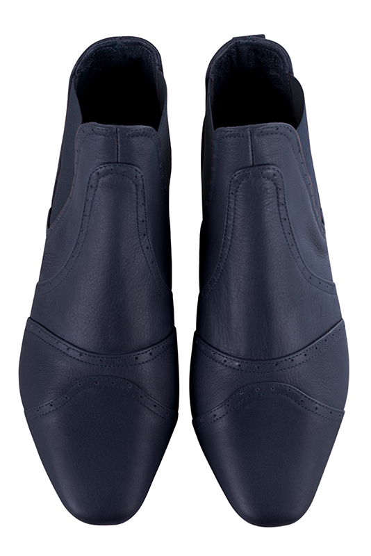 Boots femme : Boots élastiques sur les côtés couleur bleu marine. Bout carré. Talon plat bottier. Vue du dessus - Florence KOOIJMAN