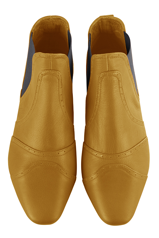 Bottines femme avec des élastiques jaune ocre et gris cendre. Bout carré. Talon bottier plat - Vue du dessus