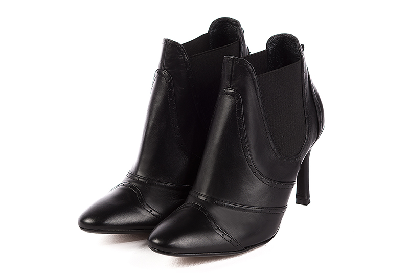 Boots élégantes et raffinées avec des élastiques sur les côtés, coloris noir. Bout rond. Talon très haut fin. Personnalisation : Choix des cuirs, des couleurs et des talons. Cou-de-pied sur mesure. - Florence KOOIJMAN