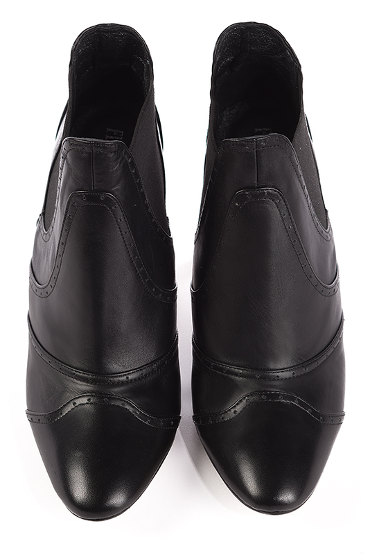 Boots élégantes et raffinées avec des élastiques sur les côtés, coloris noir. Bout rond. Talon très haut fin. Personnalisation : Choix des cuirs, des couleurs et des talons. Cou-de-pied sur mesure. - Florence KOOIJMAN
