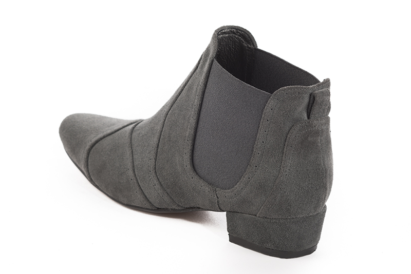 Boots élégantes et raffinées avec des élastiques sur les côtés, coloris gris cendre. Bout rond. Petit talon bottier. Personnalisation : Choix des cuirs, des couleurs et des talons. Cou-de-pied sur mesure. - Florence KOOIJMAN