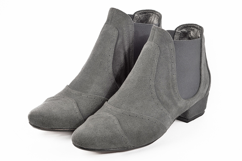 Boots élégantes et raffinées avec des élastiques sur les côtés, coloris gris cendre. Bout rond. Petit talon bottier. Personnalisation : Choix des cuirs, des couleurs et des talons. Cou-de-pied sur mesure. - Florence KOOIJMAN