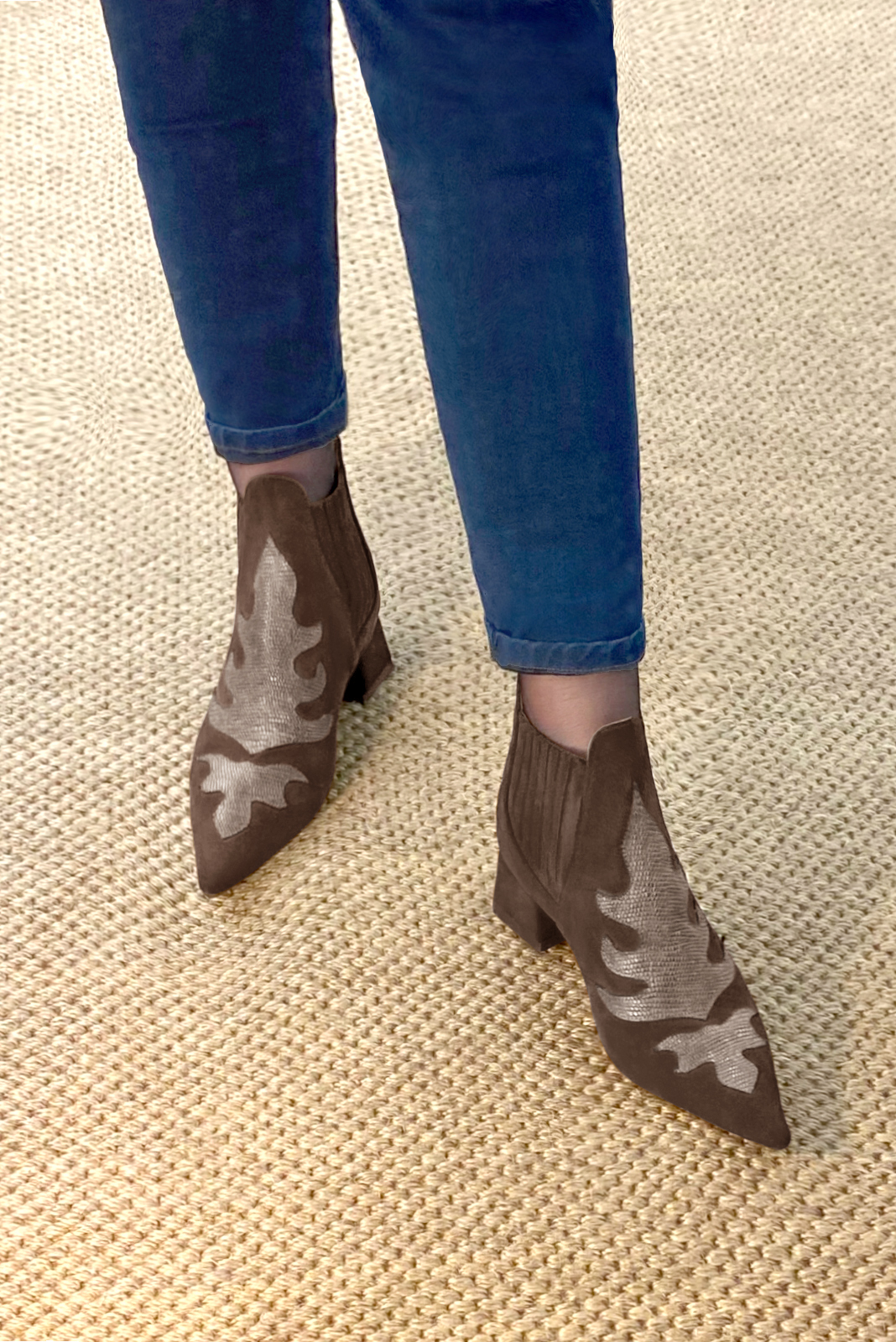 Boots femme : Boots bicolores élastiques sur les côtés couleur marron chocolat et beige mastic. Bout pointu. Petit talon évasé. Vue porté - Florence KOOIJMAN