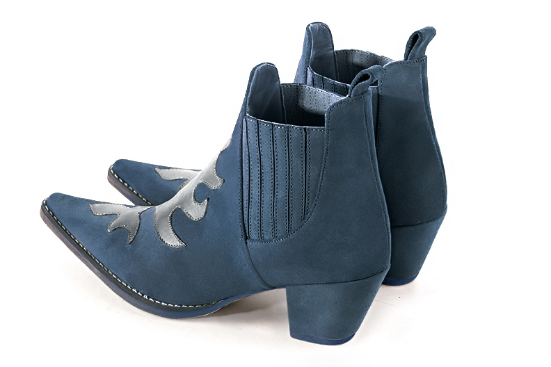 Boots femme : Boots bicolores élastiques sur les côtés couleur bleu canard et gris tourterelle. Bout pointu. Talon mi-haut conique. Vue arrière - Florence KOOIJMAN