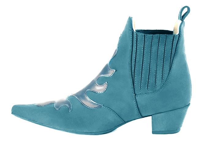 Boots femme : Boots bicolores élastiques sur les côtés couleur bleu canard. Bout pointu. Petit talon conique. Vue de profil - Florence KOOIJMAN