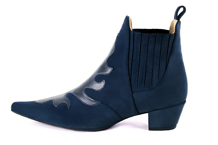 Boots femme : Boots bicolores élastiques sur les côtés couleur bleu marine. Bout pointu. Petit talon conique. Vue de profil - Florence KOOIJMAN