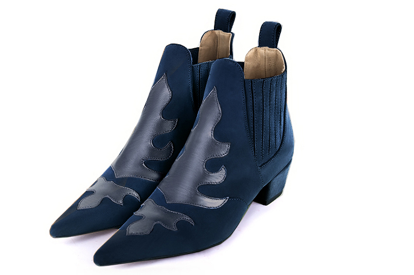 Boots femme : Boots bicolores élastiques sur les côtés couleur bleu marine. Bout pointu. Petit talon conique Vue avant - Florence KOOIJMAN