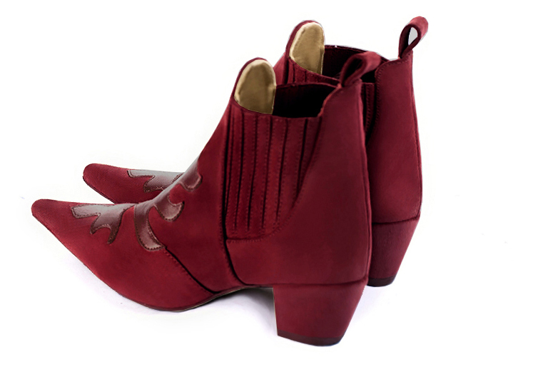 Boots femme : Boots bicolores élastiques sur les côtés couleur rouge bordeaux. Bout pointu. Talon mi-haut conique. Vue arrière - Florence KOOIJMAN