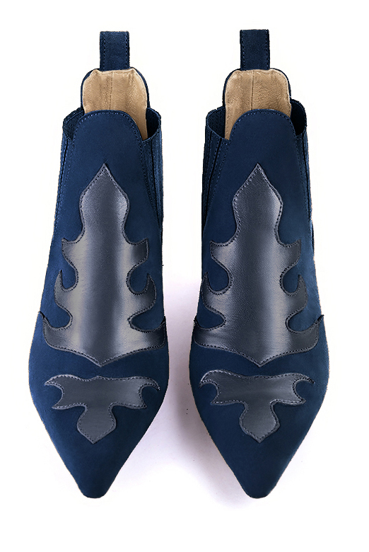 Boots femme : Boots bicolores élastiques sur les côtés couleur bleu marine. Bout pointu. Petit talon conique. Vue du dessus - Florence KOOIJMAN