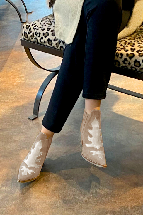 Bottines femme avec des élastiques beige sahara et or. Bout pointu. Talon conique de 3.5 cm - Vue porté