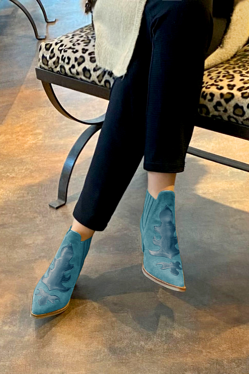 Boots femme : Boots bicolores élastiques sur les côtés couleur bleu canard. Bout pointu. Petit talon conique. Vue porté - Florence KOOIJMAN