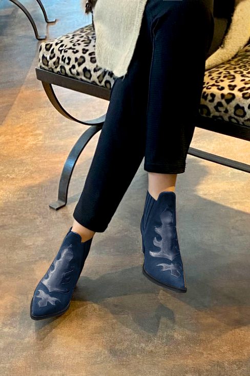 Boots femme : Boots bicolores élastiques sur les côtés couleur bleu marine. Bout pointu. Petit talon conique. Vue porté - Florence KOOIJMAN