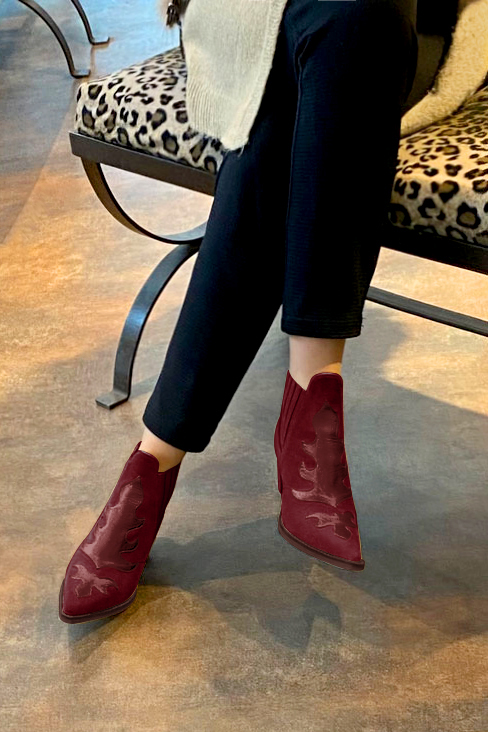 Boots femme : Boots bicolores élastiques sur les côtés couleur rouge bordeaux. Bout pointu. Talon mi-haut conique. Vue porté - Florence KOOIJMAN