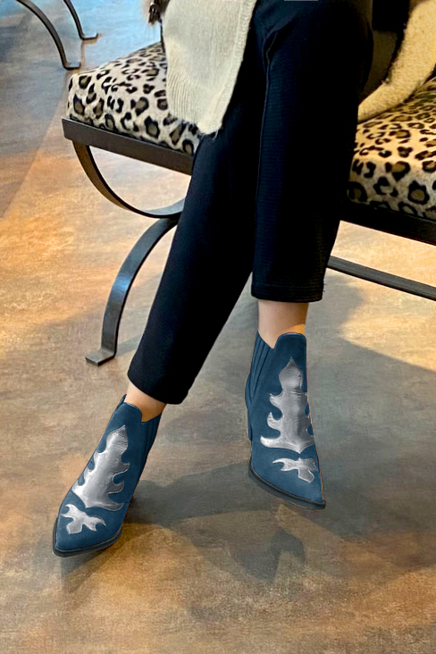 Boots femme : Boots bicolores élastiques sur les côtés couleur bleu canard et gris tourterelle. Bout pointu. Talon mi-haut conique. Vue porté - Florence KOOIJMAN